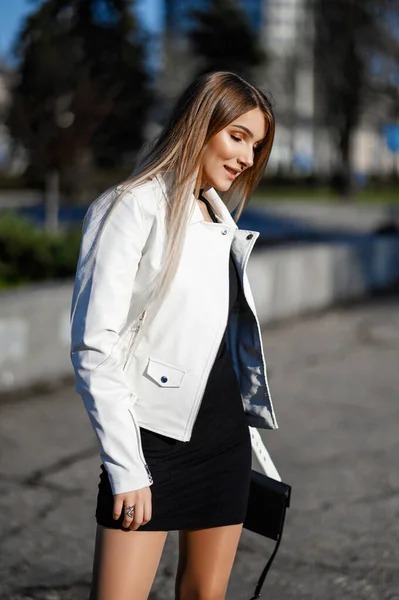 Muchacha Atractiva Caminando Ciudad Primavera —  Fotos de Stock