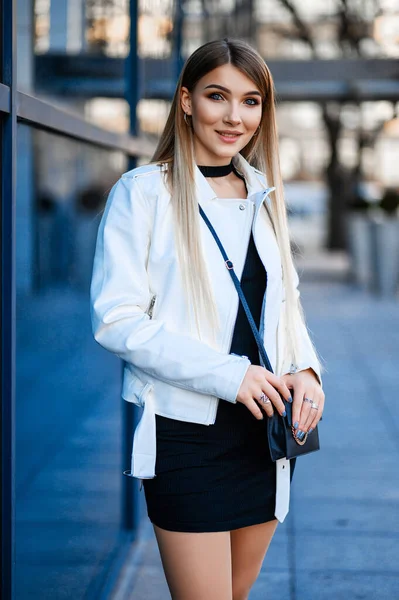 Muchacha Atractiva Caminando Ciudad Primavera —  Fotos de Stock