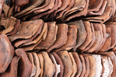 eski kiremit yığını