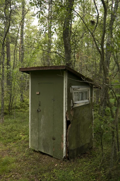 Melléképület WC egy erdőben, Svédország — Stock Fotó