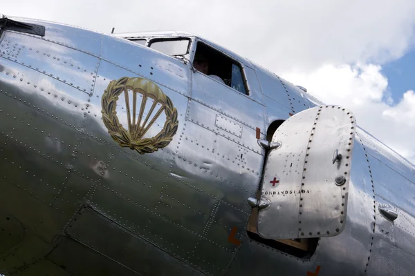 KARLSBORG, SUECIA - 14 de agosto de 2016: Aviones históricos Douglas — Foto de Stock