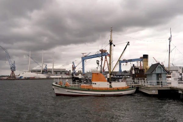 Kiel, Németország - Okt 3, 2016: Kilátás nyílik a port of Kiel, Németország — Stock Fotó