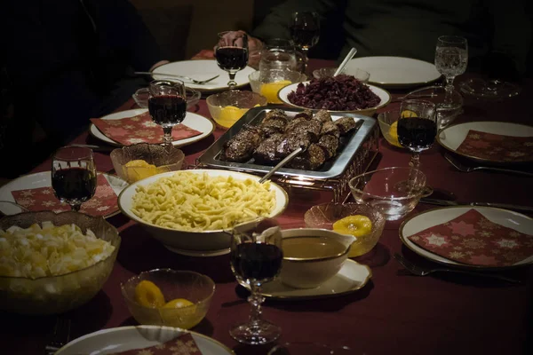 Table posée avec festins — Photo