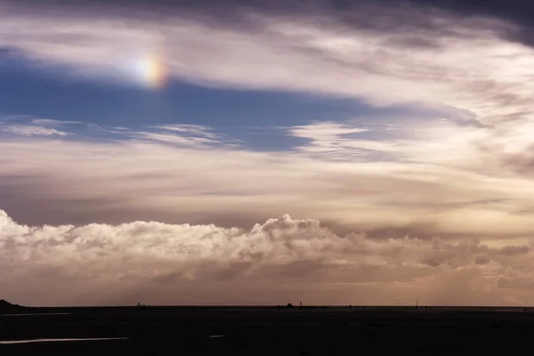 Облачное небо с солнечным псом — стоковое фото