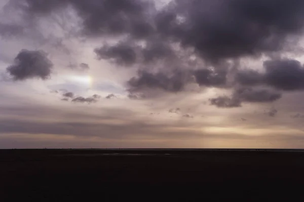 Bewölkter Himmel mit Sonnenhund — Stockfoto