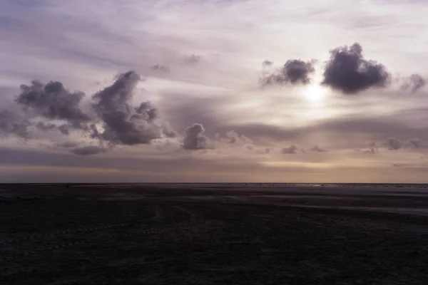Sundog ile bulutlu gökyüzü — Stok fotoğraf