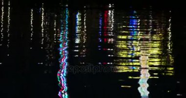 Almanya Kiel hafta Festivali su yüzeyine yansıtıcı gece ışıkları