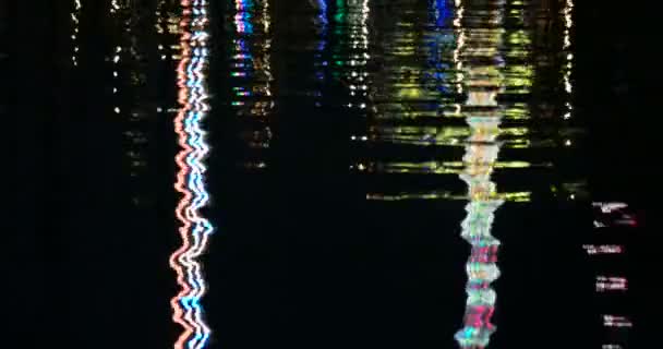 Lumières nocturnes réfléchissantes sur une surface d'eau lors du festival de la semaine de Kiel en Allemagne — Video