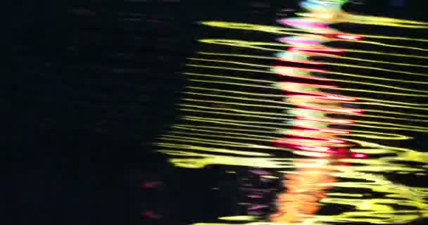 在德国基尔周节水表面反射夜间灯光 — 图库视频影像