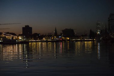 Almanya Kiel hafta Festivali su yüzeyine yansıtıcı gece ışıkları