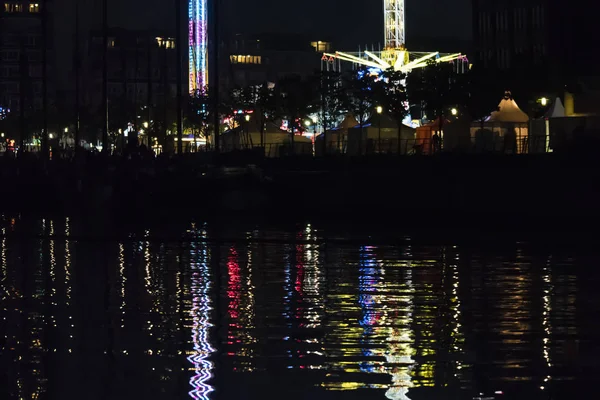 基尔周节水面上的反光夜灯 — 图库照片