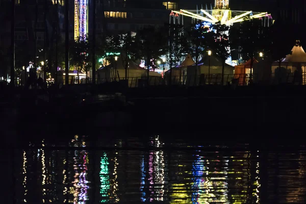 Lumières nocturnes réfléchissantes sur une surface d'eau au Kiel Week Fest — Photo