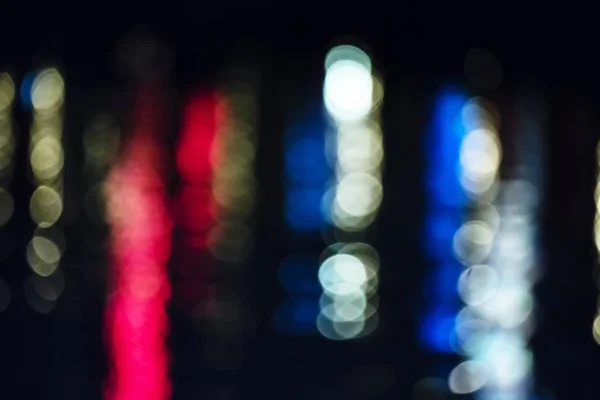 Luzes noturnas reflexivas em uma superfície de água no festival da semana de Kiel — Fotografia de Stock