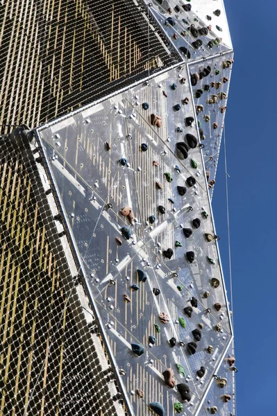 Muro de escalada al aire libre en una torre — Foto de Stock