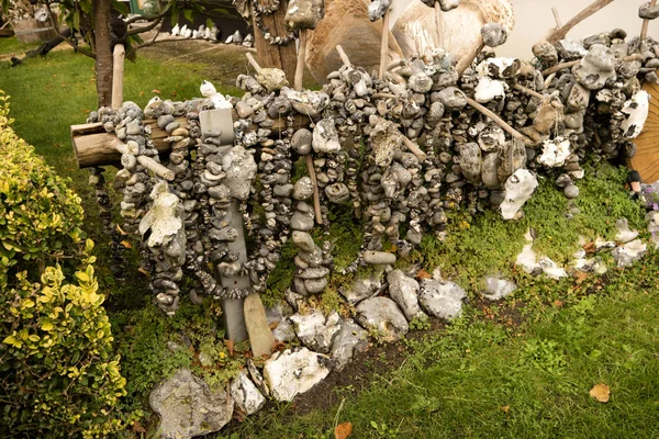 Natternsteine Feuersteine in Wustrow — Stockfoto