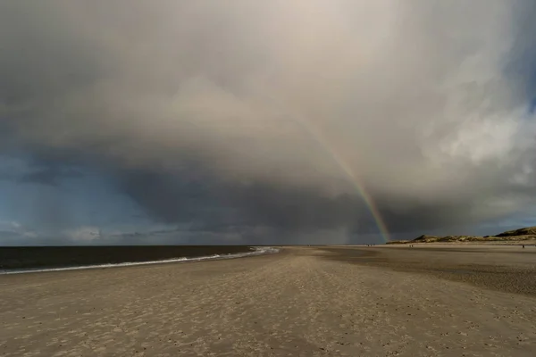 Regenboog op de Noord-Friese eiland Amrum in Duitsland — Stockfoto