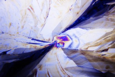 Polarize ışıktaki tartarik asit kristalleri