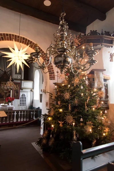 AMRUM, ALEMANIA - 01 DE ENERO DE 2020: Árbol de Navidad en la Iglesia — Foto de Stock