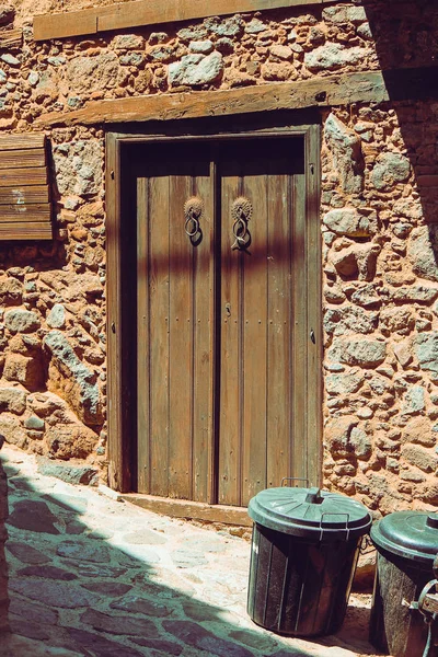 Sokakta bir taş duvar ahşap kapı
