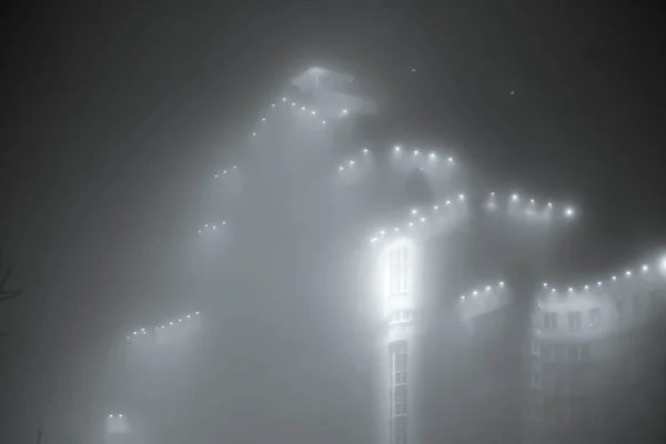 Bâtiment Dans Les Feux Brouillard Soir — Photo