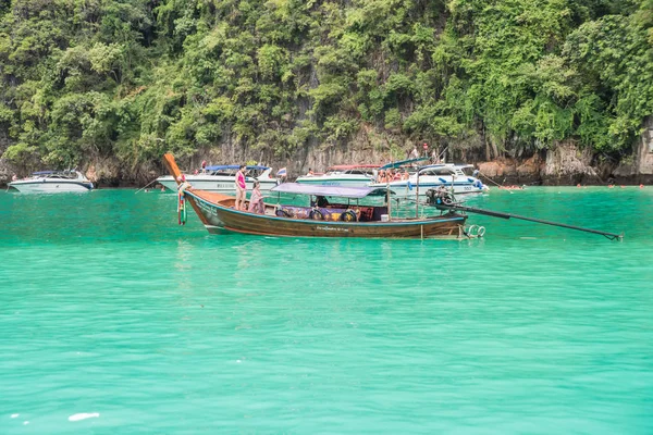 Barco en la bahía de Phi Phi Island Tailandia —  Fotos de Stock