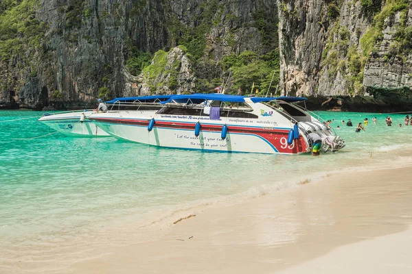 Bateau de vitesse sur la plage de l'île de Phi Phi Images De Stock Libres De Droits
