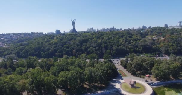 Kiev City - la capital de Ucrania. Kiev. Madre Patria, El monumento se encuentra a orillas del río Dniéper. Kiev, Ucrania Aérea — Vídeo de stock