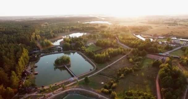 Lesní jezero za úsvitu, které lety letecké DRONY — Stock video