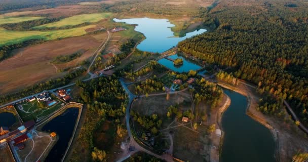 Lesní jezero za úsvitu, které lety letecké DRONY — Stock video