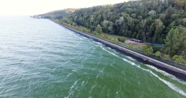 Wharf v moři během hurikánu letecké — Stock video