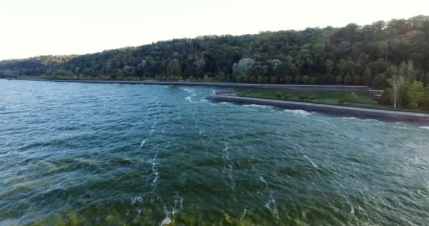 Wharf i havet under en orkan antenn — Stockvideo