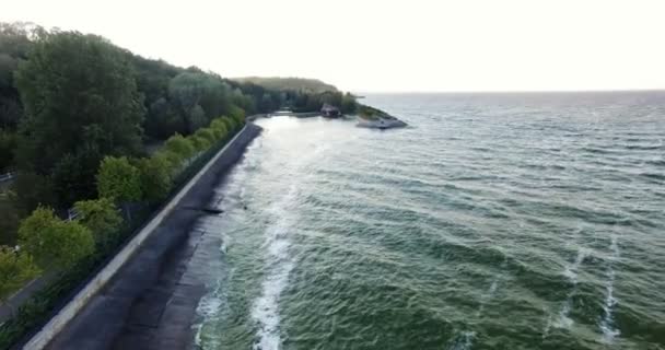 Wharf w morzu podczas huraganu antenowe — Wideo stockowe