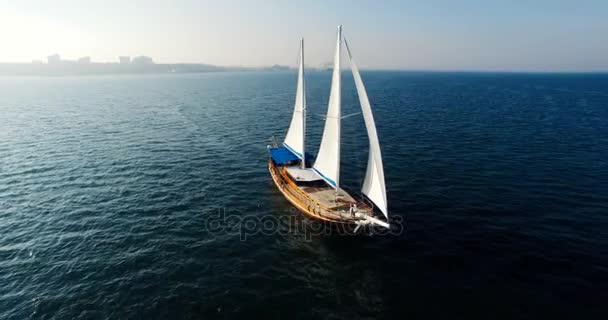 Вид с воздуха на парусник Палинуро в море — стоковое видео