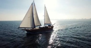 Denizde yelken yelkenli tekne ile navigasyon açın
