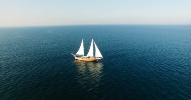 Luchtfoto van het Palinuro Zeilschip op zee — Stockvideo