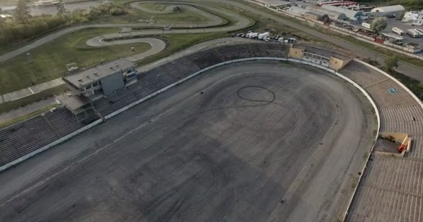 Vidéo 4K zoom in : Vue Aérienne de l'Autoroute Ville Occupée Heures de pointe Autoroute à embouteillage intense. Timelapse des voitures de course par avec des feux traîner la nuit . — Video