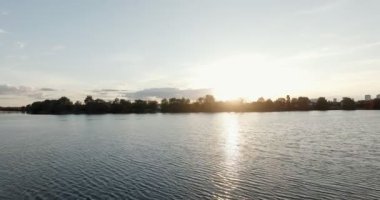 Günbatımında Mayıs ayı başlarında, Dinyeper Nehri şehir Kiev yüksek kalite 10 bit görüntüleri. Çok kolay renk düzeltme