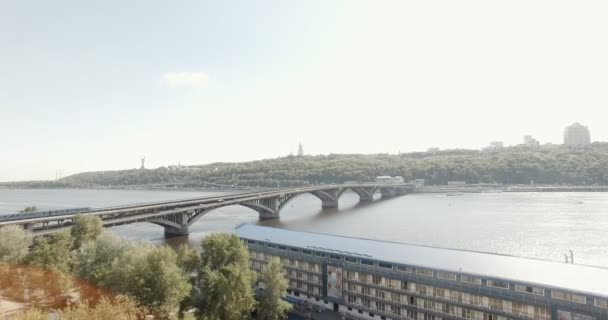 Luchtfoto van de Zuid-brug, de stad Kiev-Oekraïne. South Bridge stad van Kiev. De rivier van de Dnjepr, de brug over de rivier de. Stad landschap van een vogel-oog bekijken brug over de rivier. zomerdag — Stockvideo