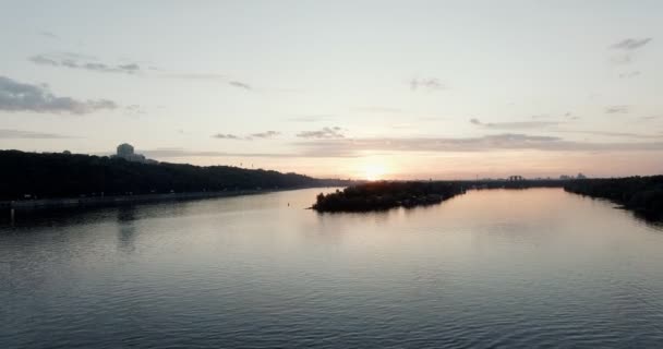 Pôr do sol no início de maio, o rio Dnieper na cidade de Kiev Imagens de 10 bits de alta qualidade. Correção de cor muito fácil — Vídeo de Stock