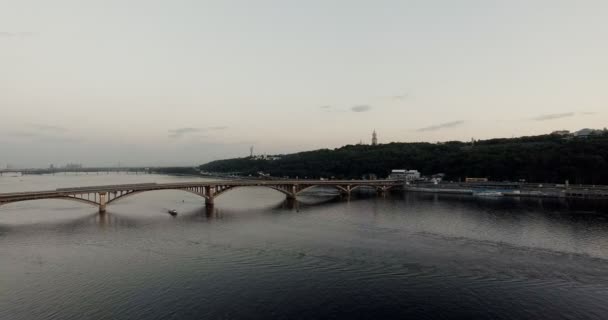 Güney Köprüsü, şehir Kiev Ukrayna Hava. Güney Köprüsü Kiev şehir. Dinyeper nehir, nehir köprü üstünden geçiyor. Şehir manzarası kuşlar göz görünümü köprü Nehri üzerinde. yaz günü — Stok video