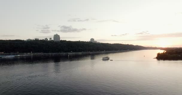 Захід сонця на початку травня, місто Київ високої якості 10 біт кадри, річки Дніпро. Дуже легко цветокоррекции — стокове відео