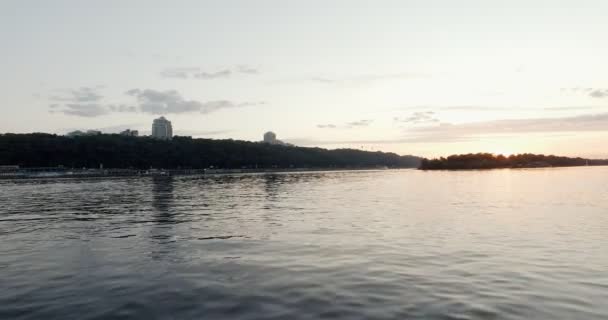 Puesta de sol a principios de mayo, el río Dniéper en la ciudad de Kiev Imágenes de alta calidad de 10 bits. Corrección de color muy fácil — Vídeo de stock