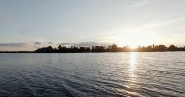 Günbatımında Mayıs ayı başlarında, Dinyeper Nehri şehir Kiev yüksek kalite 10 bit görüntüleri. Çok kolay renk düzeltme