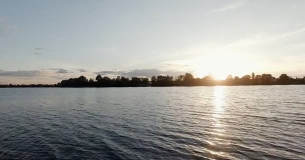 Ηλιοβασίλεμα στις αρχές Μαΐου, στον ποταμό Δνείπερο με την πόλη του Κιέβου υψηλής πλάνα 10 bit της ποιότητας. Πολύ εύκολη χρωματική διόρθωση — Αρχείο Βίντεο