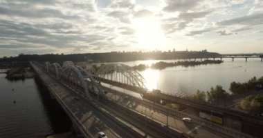Kiev. Ukrayna. Dinyeper Nehri kış köprüden. Bir kuş-göz görüş-günbatımı Lonza yönü ile şehrin üzerinde karış. Kiev şehir Dinyeper Nehri üzerinde olduğunu. Kiev Dnieper Nehri üzerinde uçan .