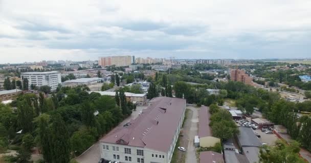 Vídeo aéreo de una pequeña ciudad en Ucrania . — Vídeo de stock