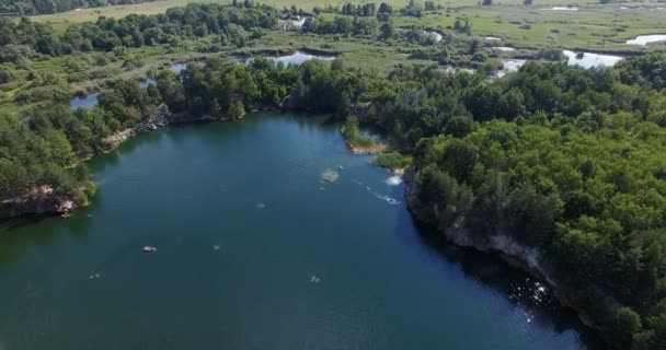 Forest lake, hajnalban Drone légi járatok — Stock videók