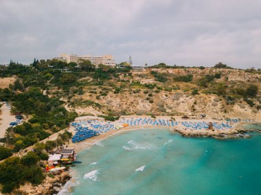 Pissouri. Kıbrıs Cumhuriyeti. Güneşli bir günde Pissouri sahilinde İHA 'dan bir panorama.