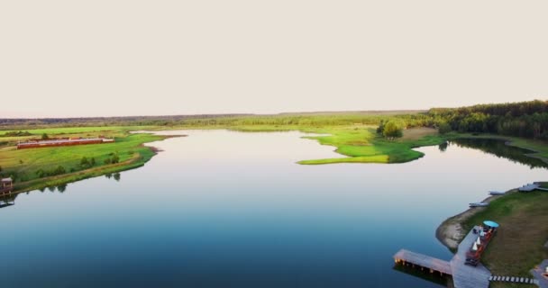 Uitzicht vanuit de lucht over het prachtige turquoise bergmeer en het groene bos. Lente in de bergen. — Stockvideo