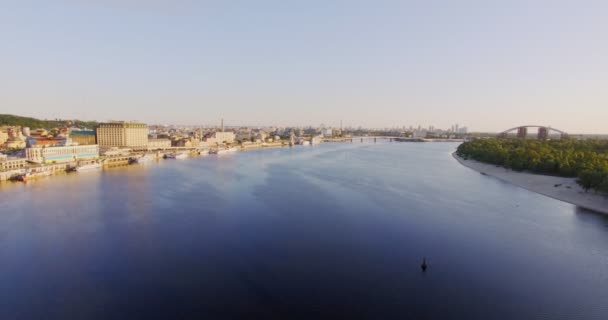Vista sobre el puente peatonal sobre el río Dniéper en Kiev, Ucrania. — Vídeo de stock